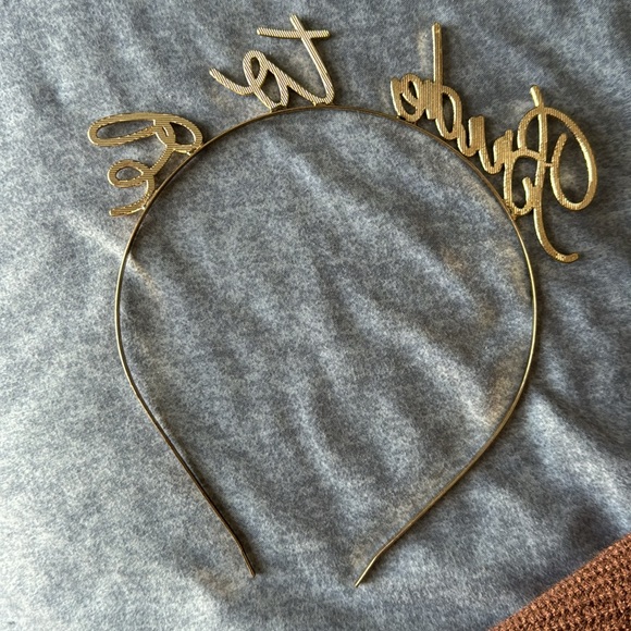 “Bride to be” pearl headband - Picture 3 of 3